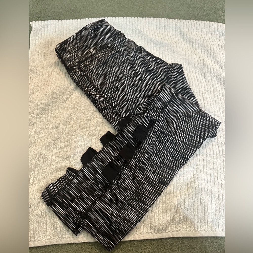 Velocity leggings with entail on bottom of leg